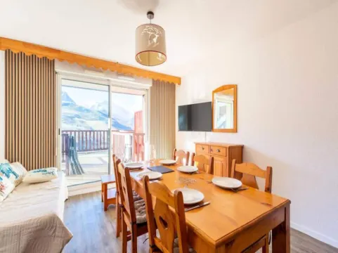 3 Rooms for 8 People