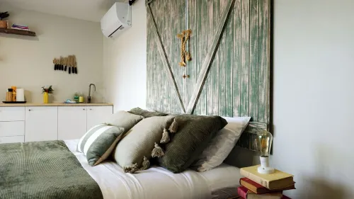 Wake with the Kangaroos: Sunrise Cabin Escape in Mudgee