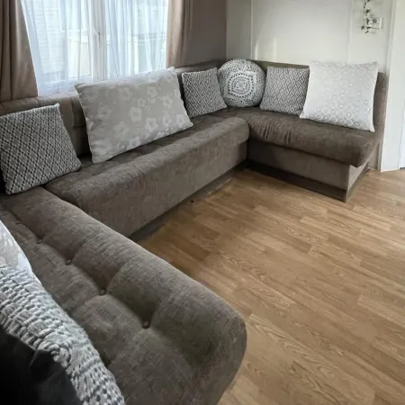 Caravan - Sleeps 10 - Pet Friendly - Parking