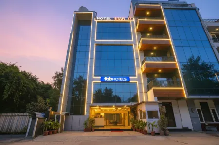 FabHotel Prime Star 17 - Nr Yashobhoomi Convention Centre Отели рядом с достопримечательностью «Indian Institute of Technology Delhi»