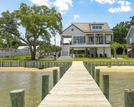 Water Front Get A Way Hotels in Stump Sound