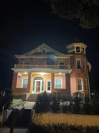 Lovely 1 bedroom suite in Historic La Junta home- cozy, clean & convenient stay