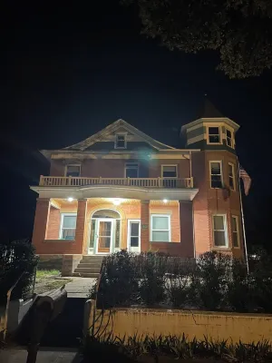 Lovely 1 bedroom suite in Historic La Junta home- cozy, clean & convenient stay Hotels in La Junta