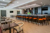 Holiday Inn NEW ORLEANS AIRPORT NORTH by IHG - bar