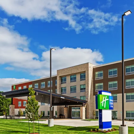 Holiday Inn Express & Suites Parsons by IHG
