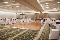 ホリデイ イン フレデリックスバーグ カンファレンス センター by IHG - 駐車場