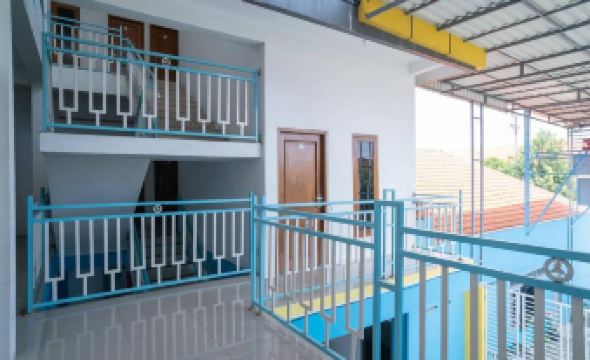 RedDoorz Near RS Mitra Keluarga Waru