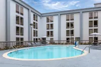Spark by Hilton Atlanta Airport South College Park - Pool