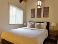 Clean Sandpoint Condo 10 Min from Schweitzer Base in Quiet Lakefront Community Hotels in Sandpoint
