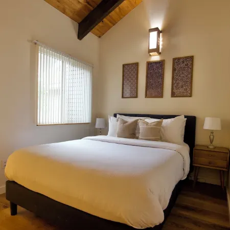 Clean Sandpoint Condo 10 Min from Schweitzer Base in Quiet Lakefront Community Отели в г. Сандпойнт