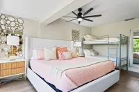 New! Casa Palma Oceanside -Golf Cart, 2 King Suites, Pool, Beach, Pickle, Kayaks