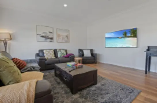 LARGE 6 BEDROOM HOME - SLEEPS 12 - 3 MINUTE DRIVE TO LAKE MULWALA