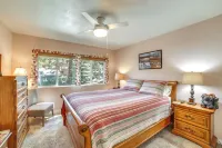 5 Mi to Mammoth Mtn Ski Area: Condo w/ Views! Hotel di Mammoth Lakes
