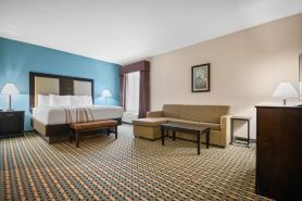 La Quinta Inn & Suites by Wyndham Stonington-Mystic Area