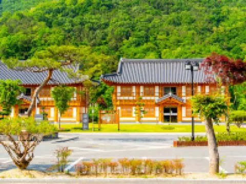 Jeonju Wangyijimil Hanok Hotel Hotels near Jaman Mural Village