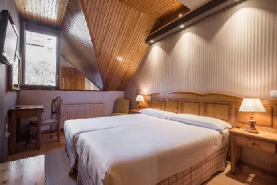 Snö Villa de Sallent 3 โรงแรมใน