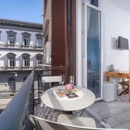 B&B DolceVita Napoli Отели рядом с достопримечательностью «Улица Виа-Кьяйя»