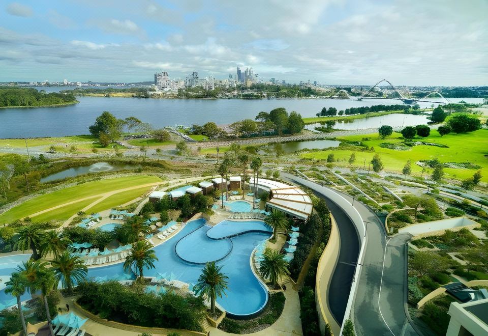 컨트리 컴포트 퍼스의 야외 수영장이나 넓은 객실 사진