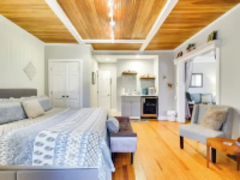 Historic Bemus Point Studio w/ Porch: Walk to Lake Hotels in Bemus Point