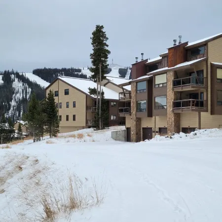Ski In/Ski Out, 3 BR/3BA Condo, Hot Tub, Fireplace in Big Sky Mountain Village