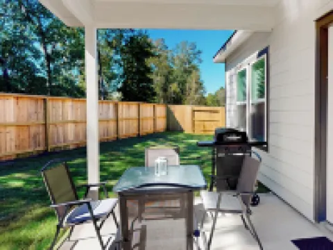 Patio Dining & Yard: Porter Escape, 3 Mi to Golf ポーターのホテル