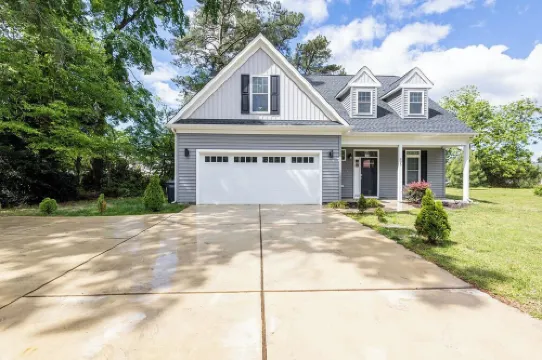 8 Miles to Bush Gardens/5 Bedroom Rancher with 2 Master's/ Playground/Backyard