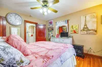 Walk to Dtwn Marie Antoinette-Themed Lebanon Home - Parkplatz