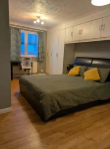 Central Large House close to Heathrow