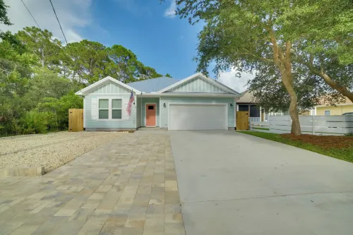 West End Home w/ Yard < 1 Mi to Beach Access! - Parkering