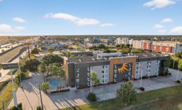 La Quinta Inn & Suites by Wyndham Houston Baytown East