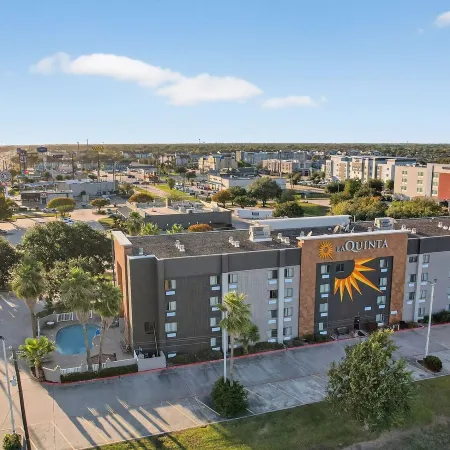 La Quinta Inn & Suites by Wyndham Houston Baytown East