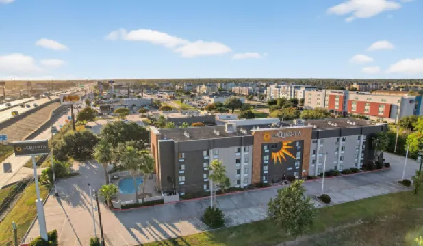 La Quinta Inn & Suites by Wyndham Houston Baytown East