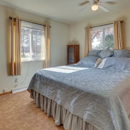 Family-Friendly Home w/ Fire Pit ~ 10 Mi to Akron! Hotéis em Green