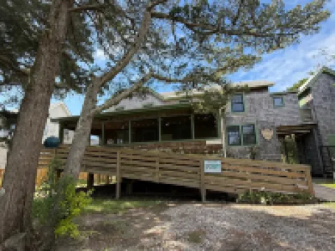 Charming Historic Cottage with Screened Porch - Quaint Coastal Retreat