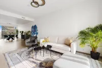 Barcode luxurious apartment, prime location - โฮมสเตย์