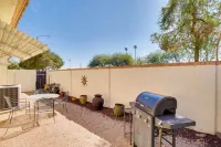 7 Mi to Mill Ave BBQ-Ready Mesa Townhouse