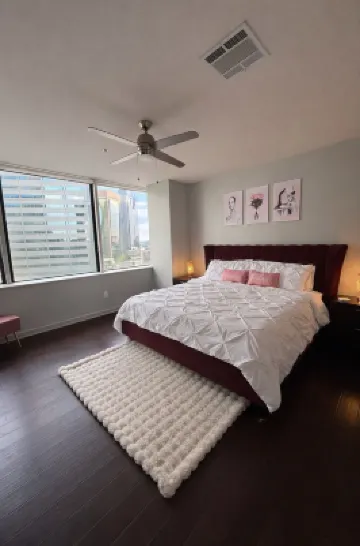 Cozy Retreat with Rooftop Pool, Parking, and Spacious Comfort