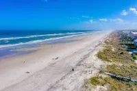 Beachside Snowbird Escape With Fenced Yard & Washer/dryer - Walk to Beach Access - واي فاي