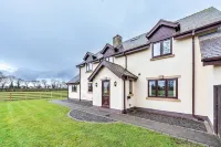 Spacious Country House for 14, Holywell, No Deposit - 3-Star