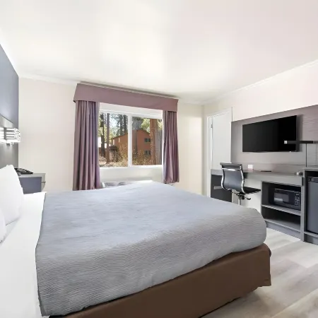 Econo Lodge Inn & Suites Heavenly Village Area