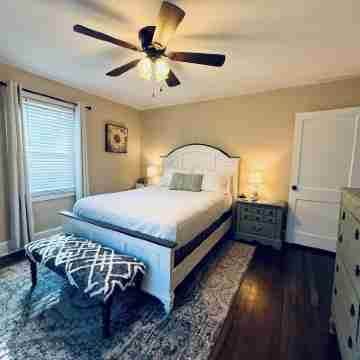 Fun House/King Bed - Close to Town/Full of Entertainment! Rooms