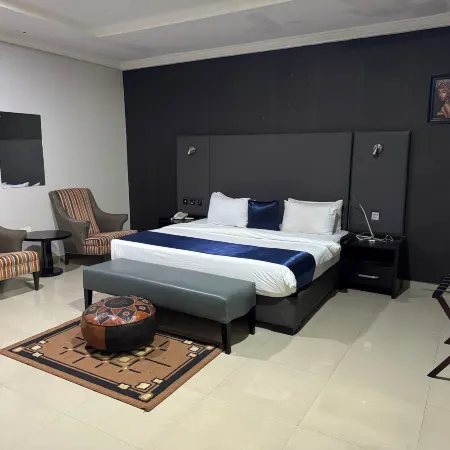 Monarchs Luxury Palace Hotel