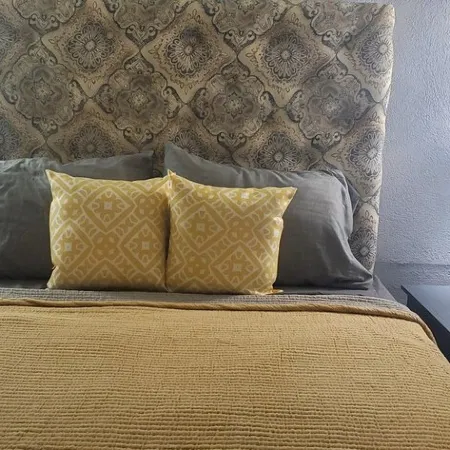 Almond Tree Studio - Modern A/C Apartment w/2 Queen beds in St. James