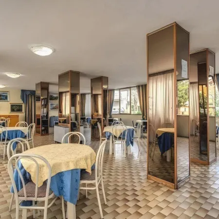 Hotel Santa Maura Отели рядом с достопримечательностью «Станция метро Subaugusta»