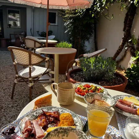 Hôtel le Clos Huguerie - Boutique Hôtel - Bordeaux Centre Отели рядом с достопримечательностью «Дворец Галлиен»