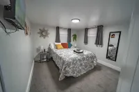Spacious & Stylish, Private Hot Tub, Huge Kitchen, Fenced Yard, Firepit, & BBQ!