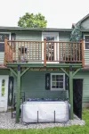 Hinesburg hideaway with hot tub! فنادق في 