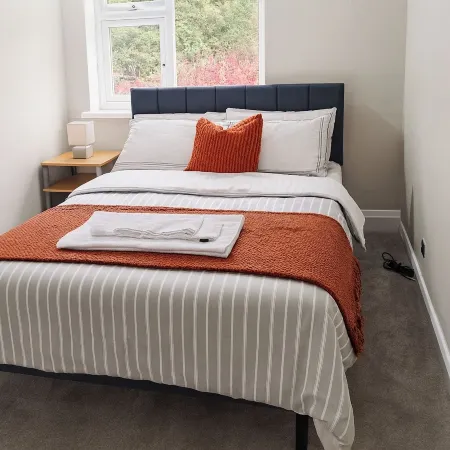 2 Bed Home - Parking, Wifi, Smart Tv