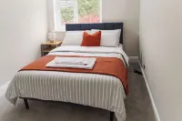 2 Bed Home - Parking, Wifi, Smart Tv
