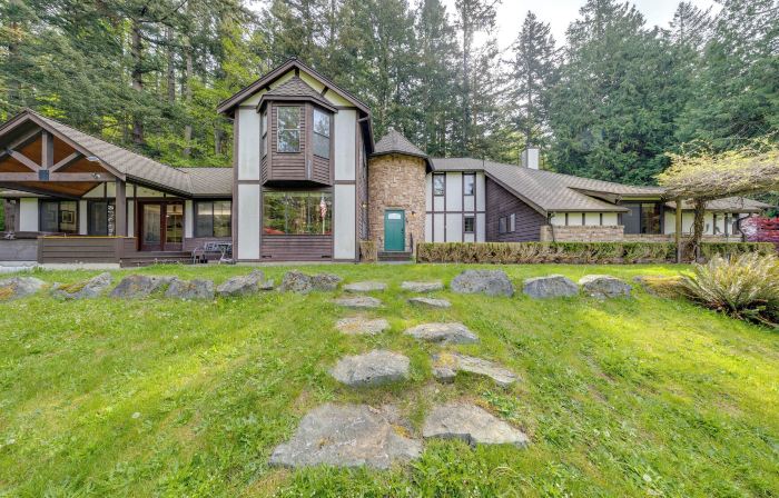 Camano Island Family House w/ Hot Tub & Deck!